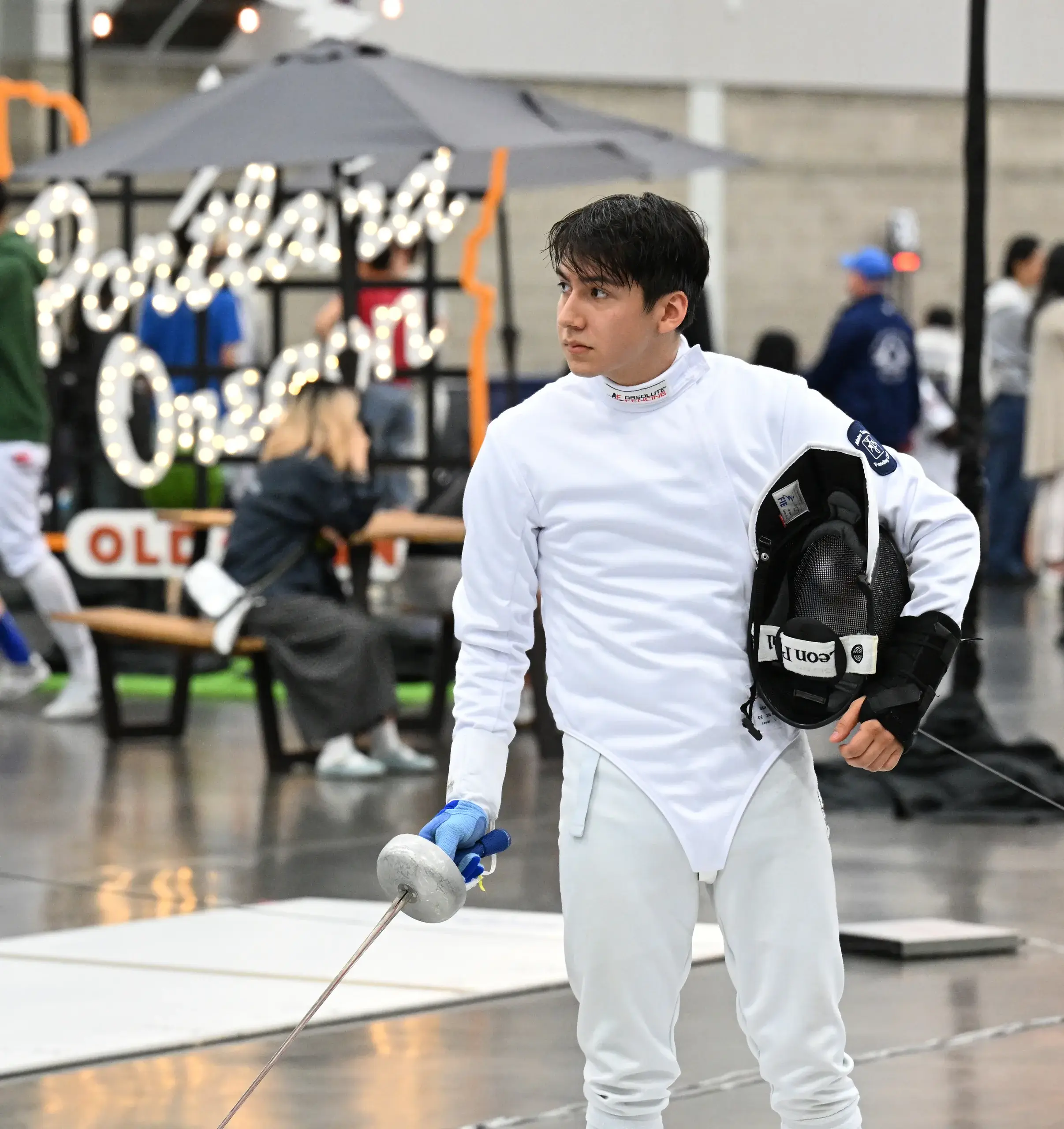 Metro Tacoma Fencing Club에서 풋워크를 연습하는 초급 펜서들