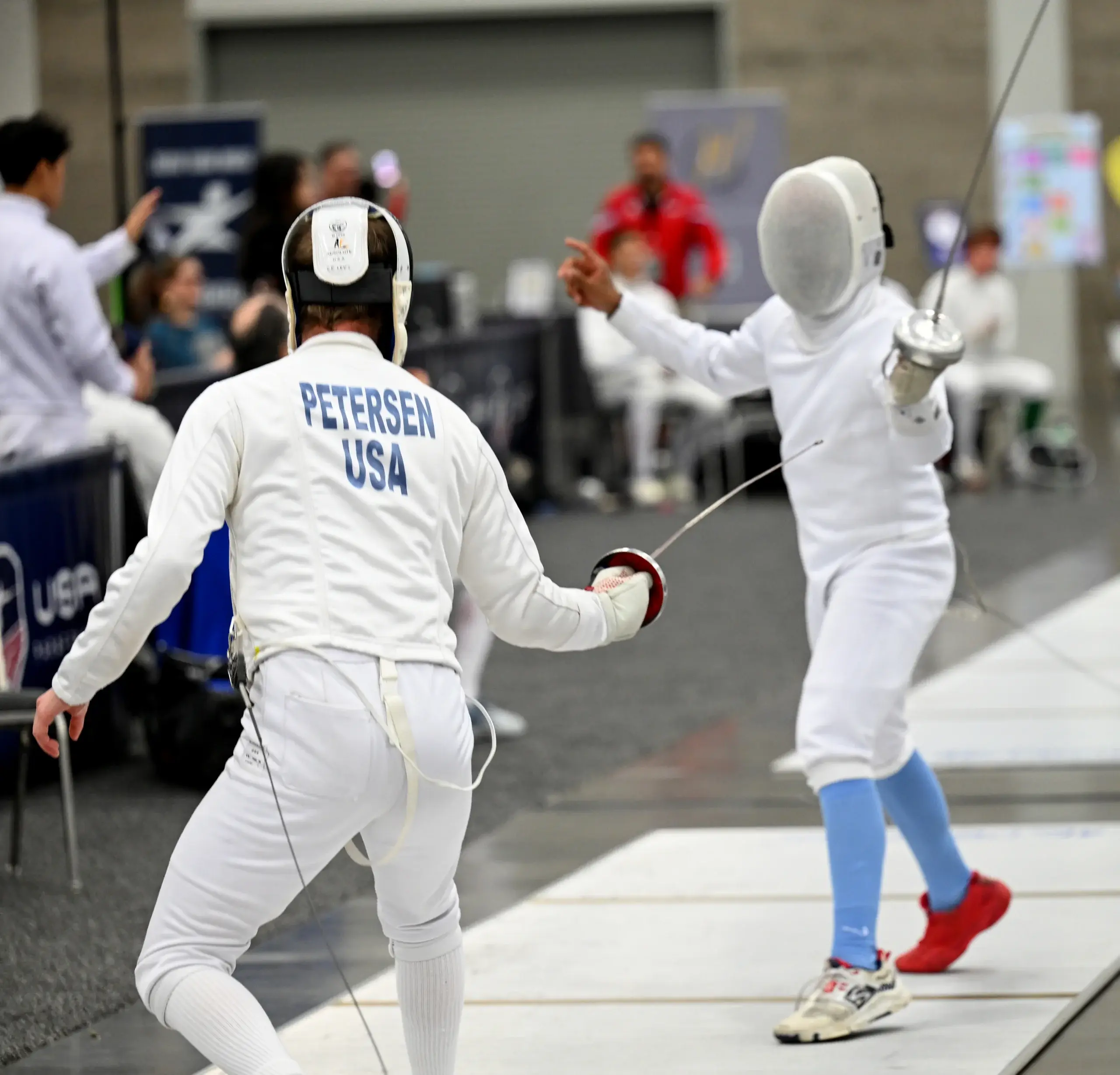 Metro Tacoma Fencing Club에서 대련하는 중급 펜서들