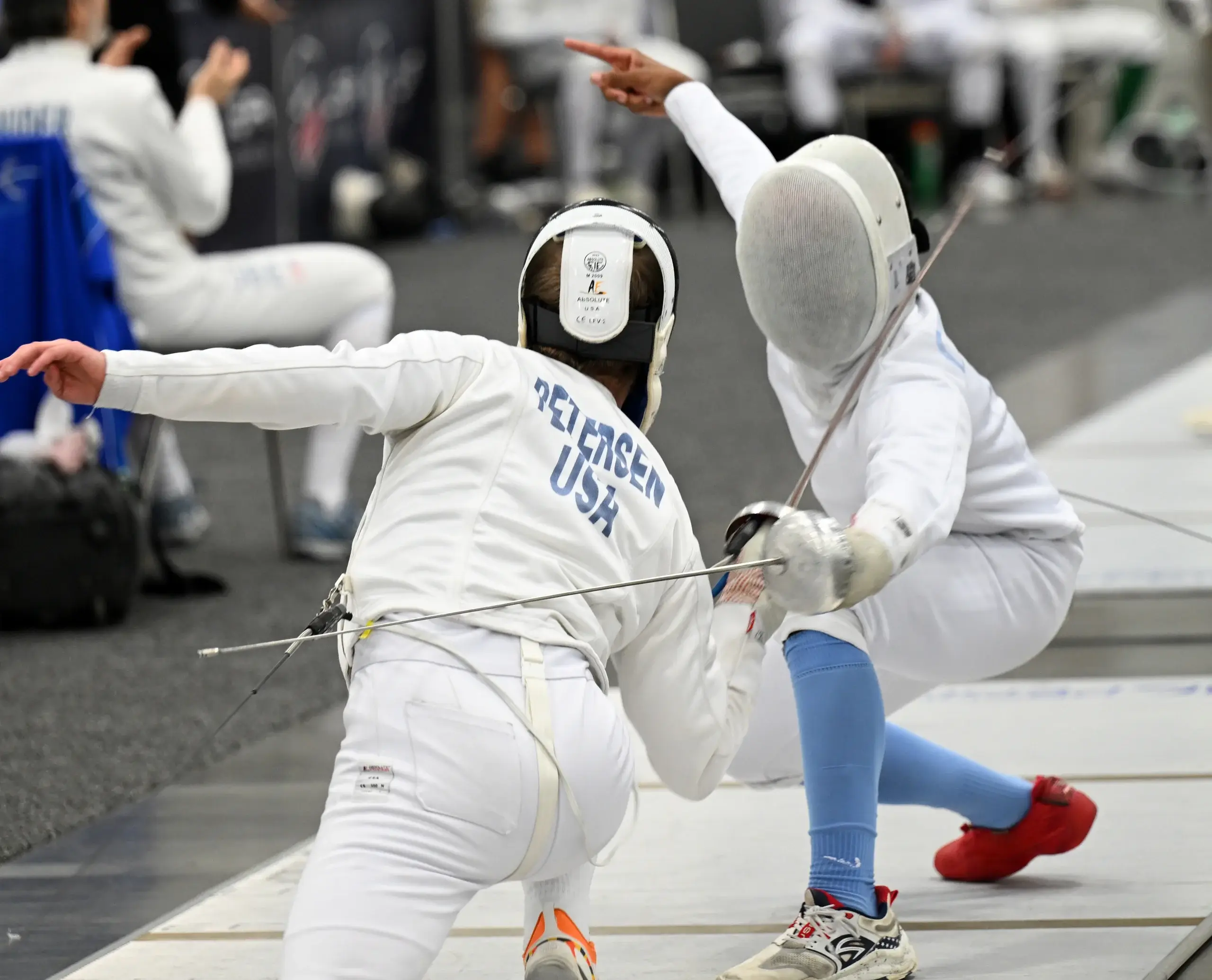 Metro Tacoma Fencing Club에서 개인 레슨을 지도하는 코치